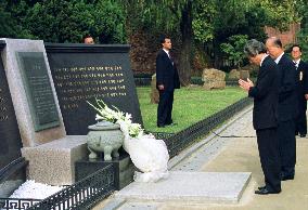 Koizumi prays at Sodaemun Independence Park